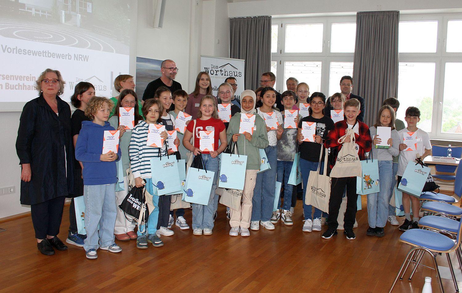 Insgesamt 18 Kinder versuchten die Jury in zwei Runden von ihren Lesefähigkeiten zu überzeugen. Sie hatten sich in den bisherigen Entscheiden auf Klassen-, Schul-, Stadt- und Bezirksebene durchgesetzt – gegen mehr als 110.000 Schülerinnen und Schüler von 1.230 Schulen.