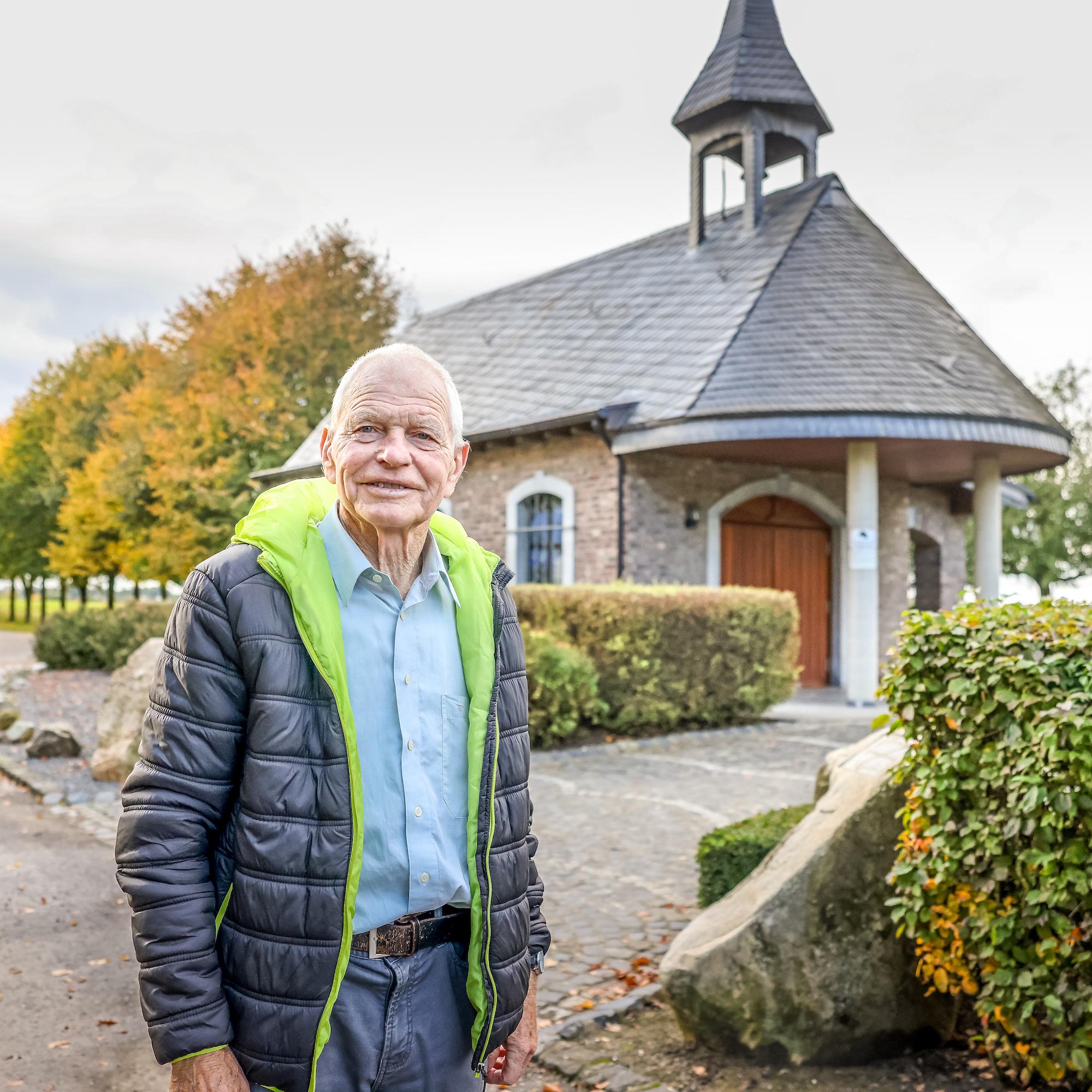 Setzt sich für das Gedächtnis an die abgebaggerten Dörfer im Kirchspiel ein: Franz Wings. Die Kapelle steht auf Neuland genau an der Stelle, an der vor dem Abbaggern die Kirche von Lohn stand.