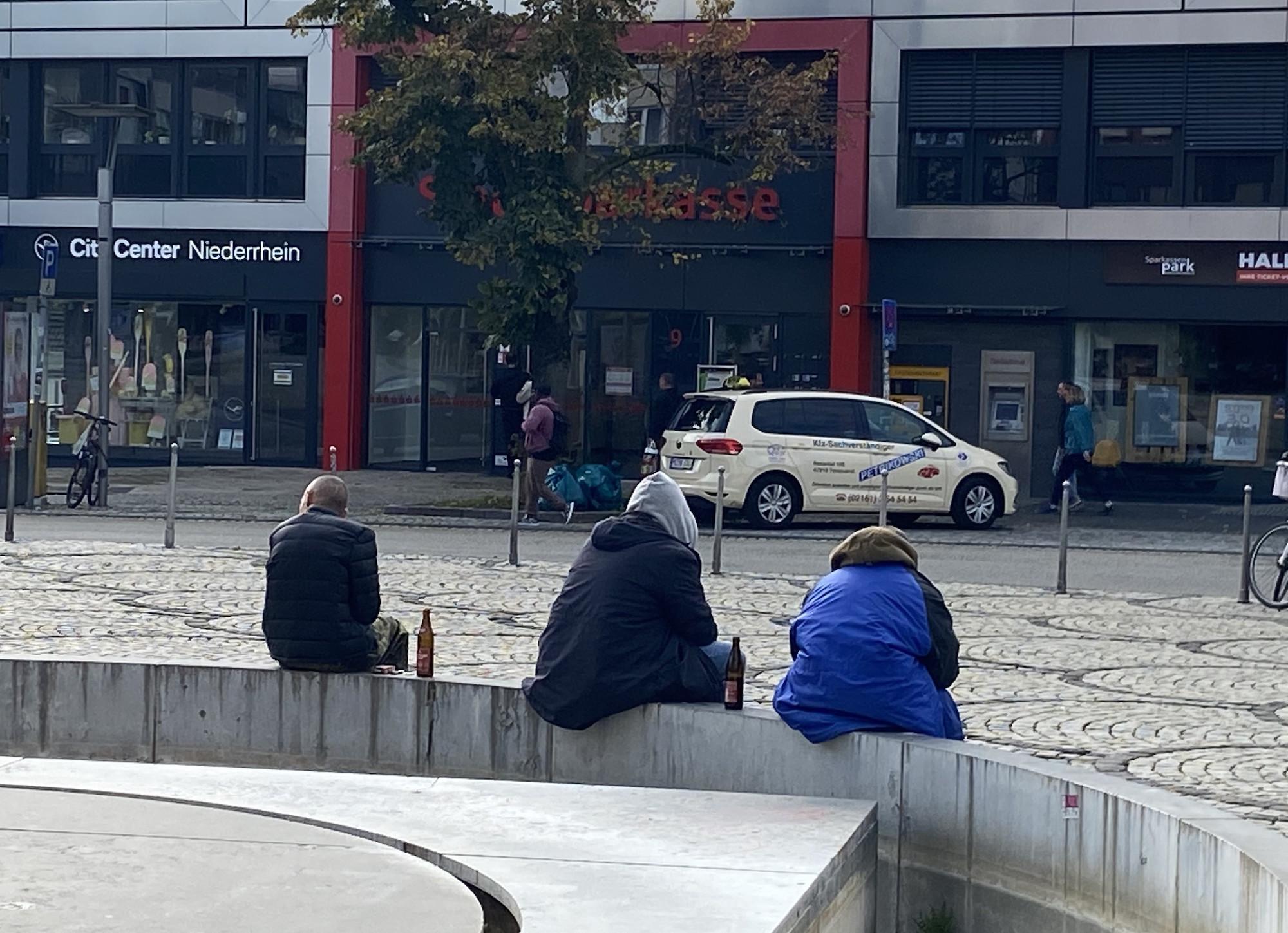 Auf den Straßen in Mönchengladbach ist die Armut sichtbar. Tagsüber auf den Plätzen, nachts in den Eingängen der Geschäfte und in den Parks.