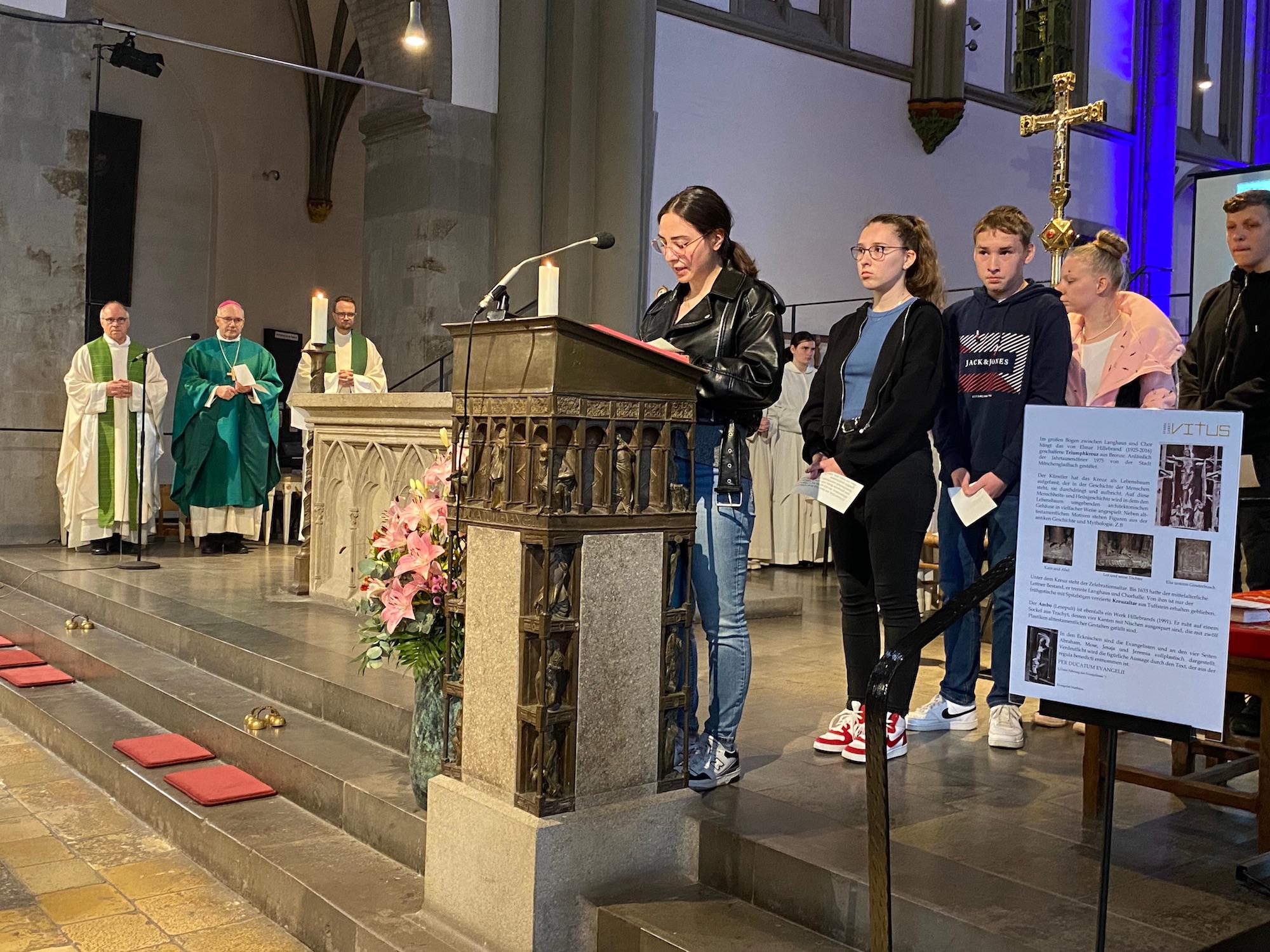 Zum Aussendungssegen versammelte Bischof Helmut Dieser die Jugendlichen um den Altar.