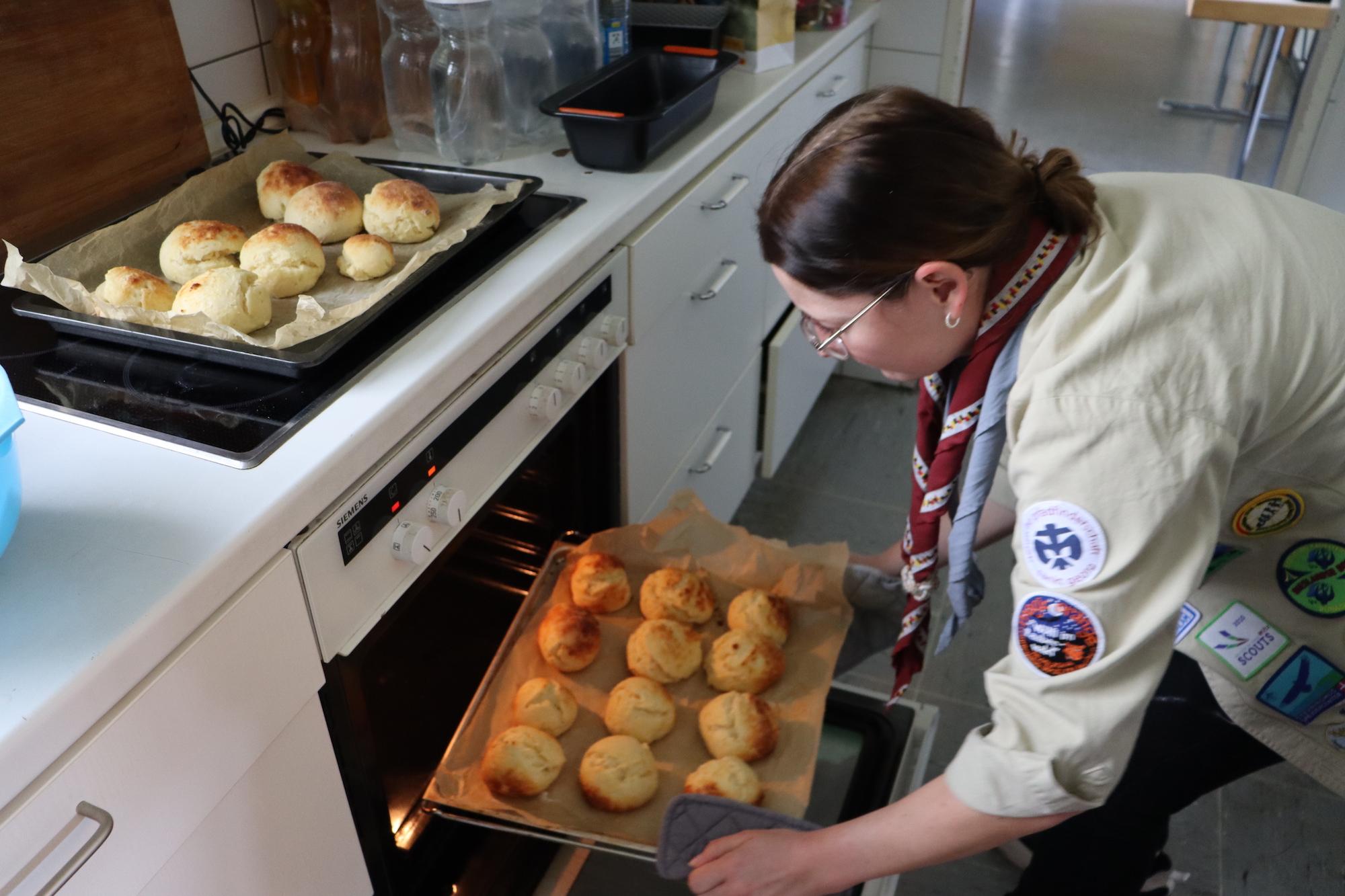 Bei der Brotback-Aktion der Messdiener und Pfadfinder gab es unter anderem Quark-brötchen.