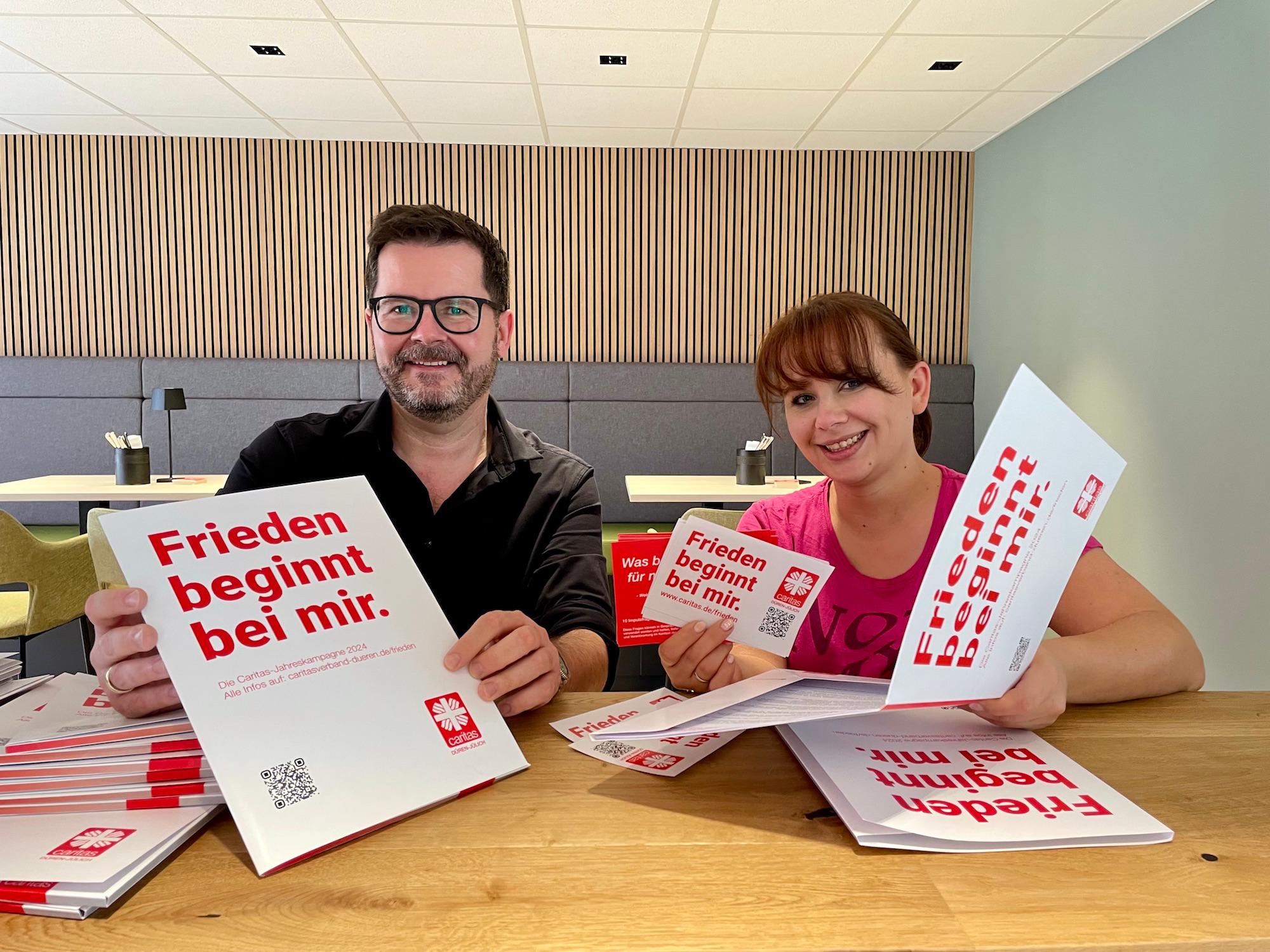 Janine Ahlert und Carsten Düppengießer präsentieren die Vielfalt: „Durch die Kampagne ‚Frieden beginnt bei mir‘ möchten wir Bewusstsein und Engagement fördern, um täglich zum sozialen Frieden beizutragen und ein starkes Zeichen in der Gesellschaft zu setzen.“