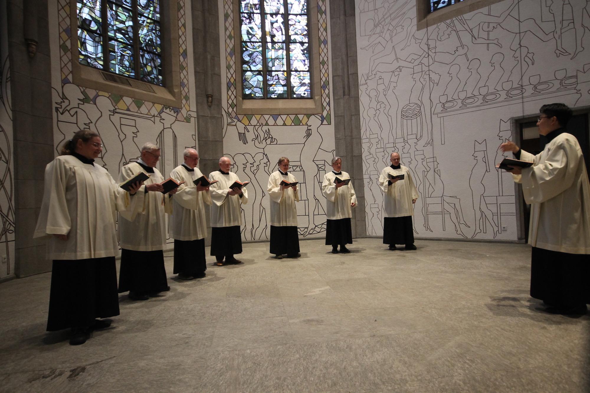 Die Choralschola an St. Remigius gibt es durchgängig seit 1960. Aktuell besteht sie aus acht Mitgliedern. Neue Sängerinnen und Sänger sind willkommen.