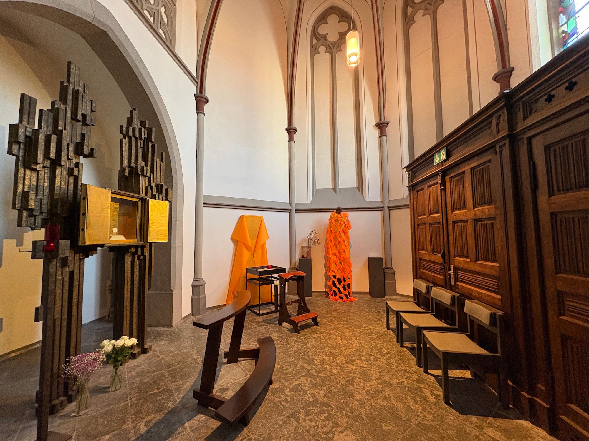 Die Sakramentskapelle wird neu gestaltet. In das zugemauerte Fenster wird ein Glasfenster von Joachim Edgar Klos eingebaut.