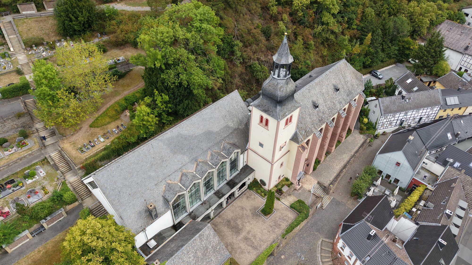 Der Vorgängerbau der Clemenskirche wurde 1687 ein Raub der Flammen, der Wiederaufbau zog sich hin, die neue Kirche wurde am 9. September 1725 geweiht.