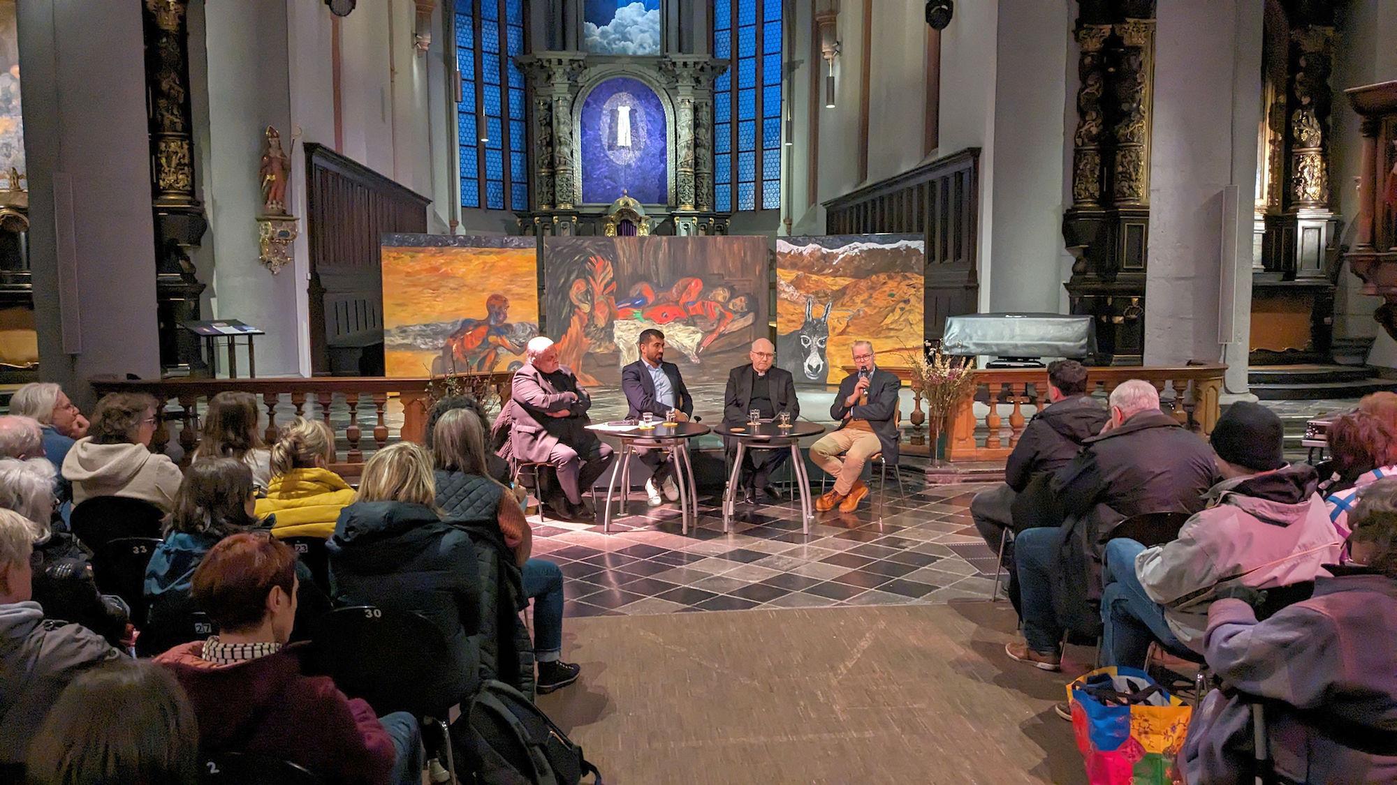 Die Würde stand im Mittelpunkt der Diskussion mit Moderator Oliver Kelmis (v.l.), Sedar Yüksel, Bischof Helmut Dieser und Jens-Peter Bentzin.