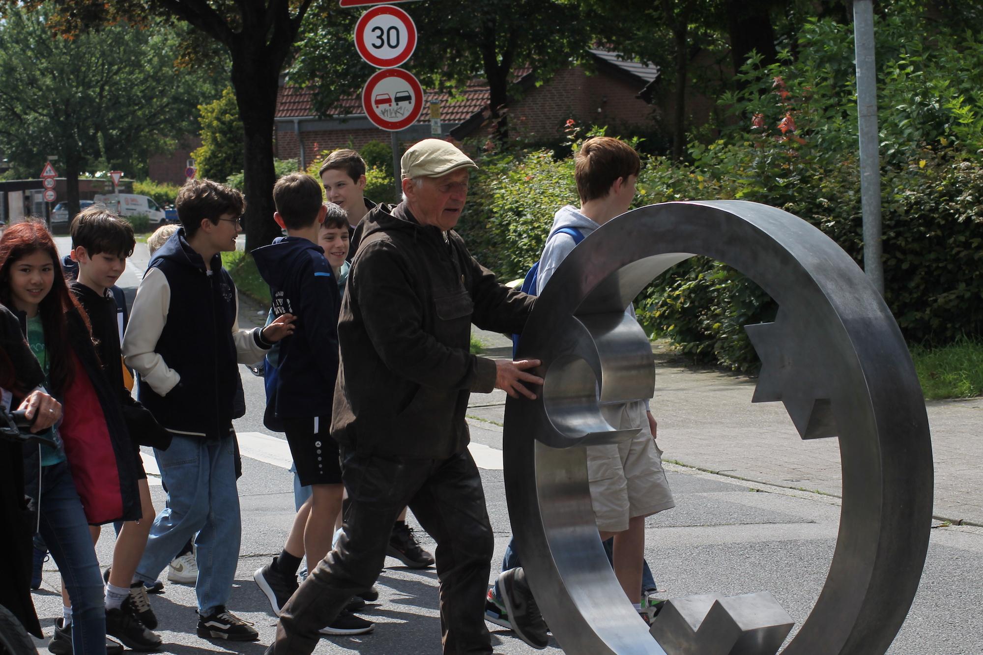 Gemeinsam mit Künstler Gregor Merten rollten die Schülerinnen und Schüler den Engel durch Schwalmtal.