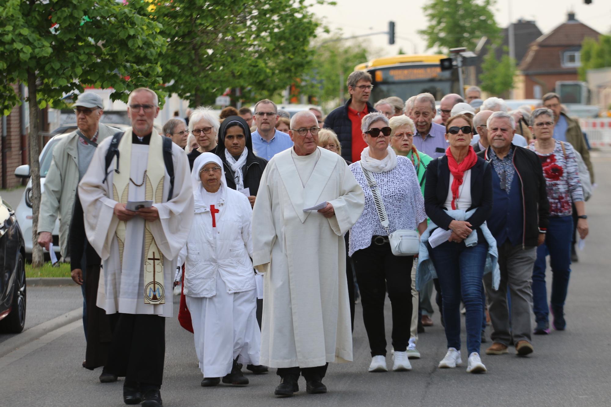 Die Eröffnungsprozession der Wallfahrt führte von St. Anna in der Innenstadt über die Josefskirche zum Muttergotteshäuschen.