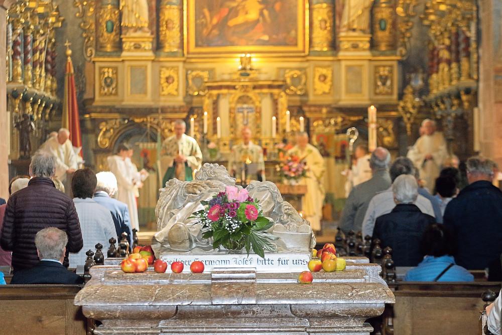 Von 1170 bis 1250 lebte und wirkte der heilige Hermann Josef in Steinfeld, sein Grab findet sich in der Basilika.