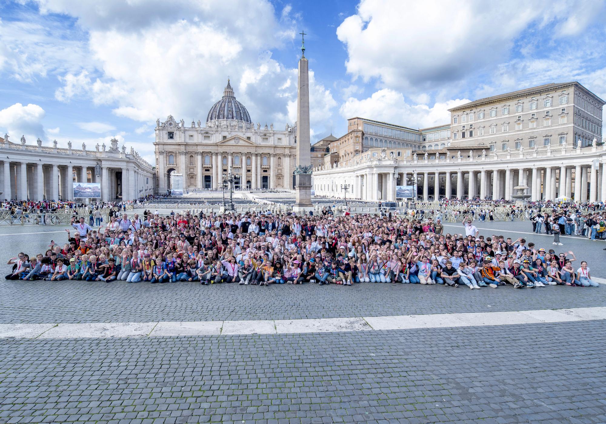 Gruppenfoto auf dem Petersplatz: Das ganze Gymnasium Steinfeld hatte sich anlässlich des Schuljubiläums auf den Weg nach Rom gemacht.