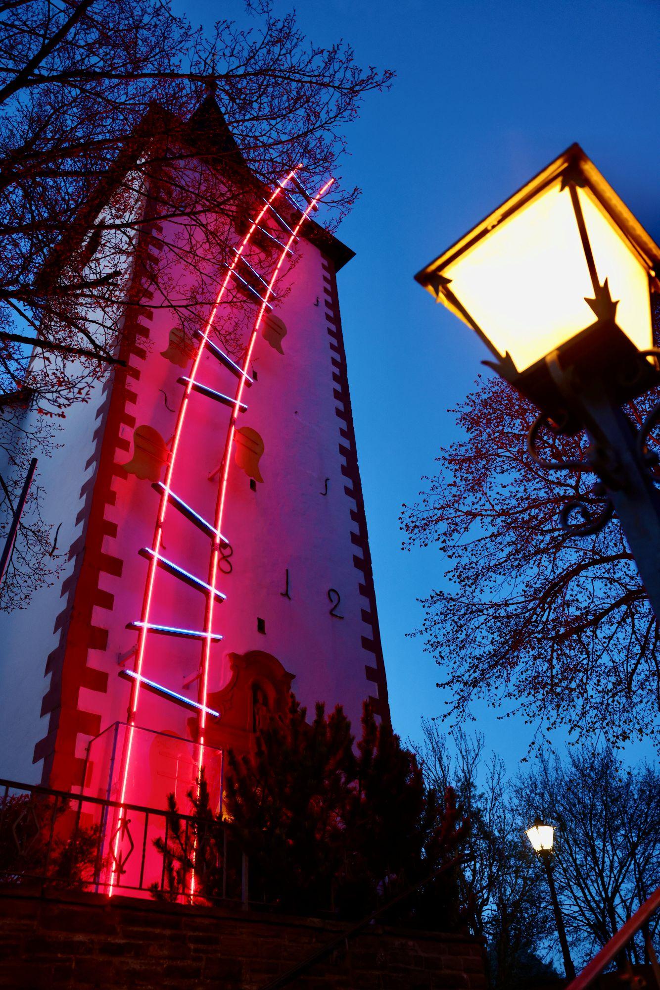 Seit dem 26. April ist die Himmelsleiter am Turm der Tondorfer Kirche in den Morgen- und Abendstunden beleuchtet.