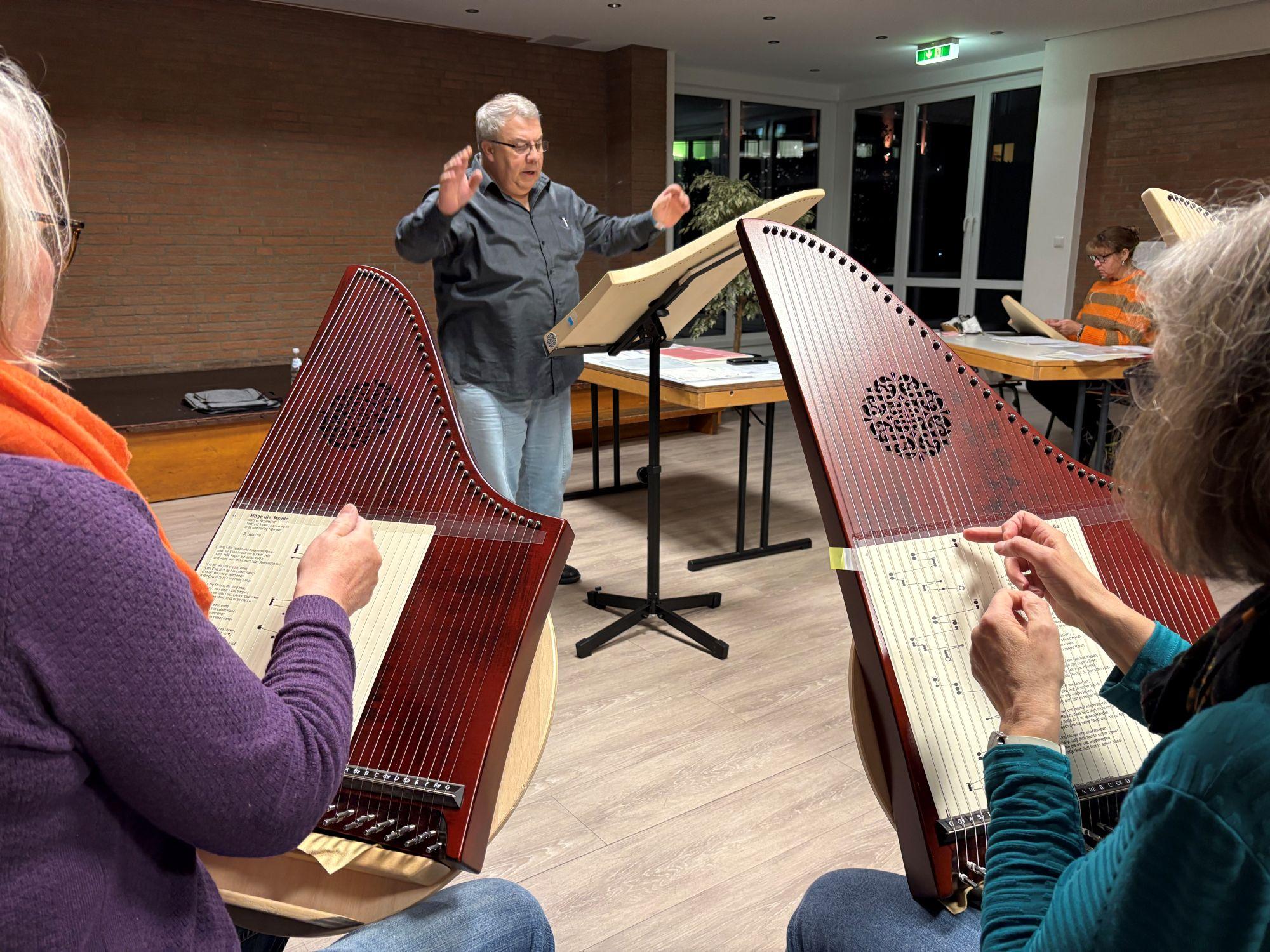 José Soto-Perez leitet donnerstags die Probe im Pfarrsaal in Baal.
