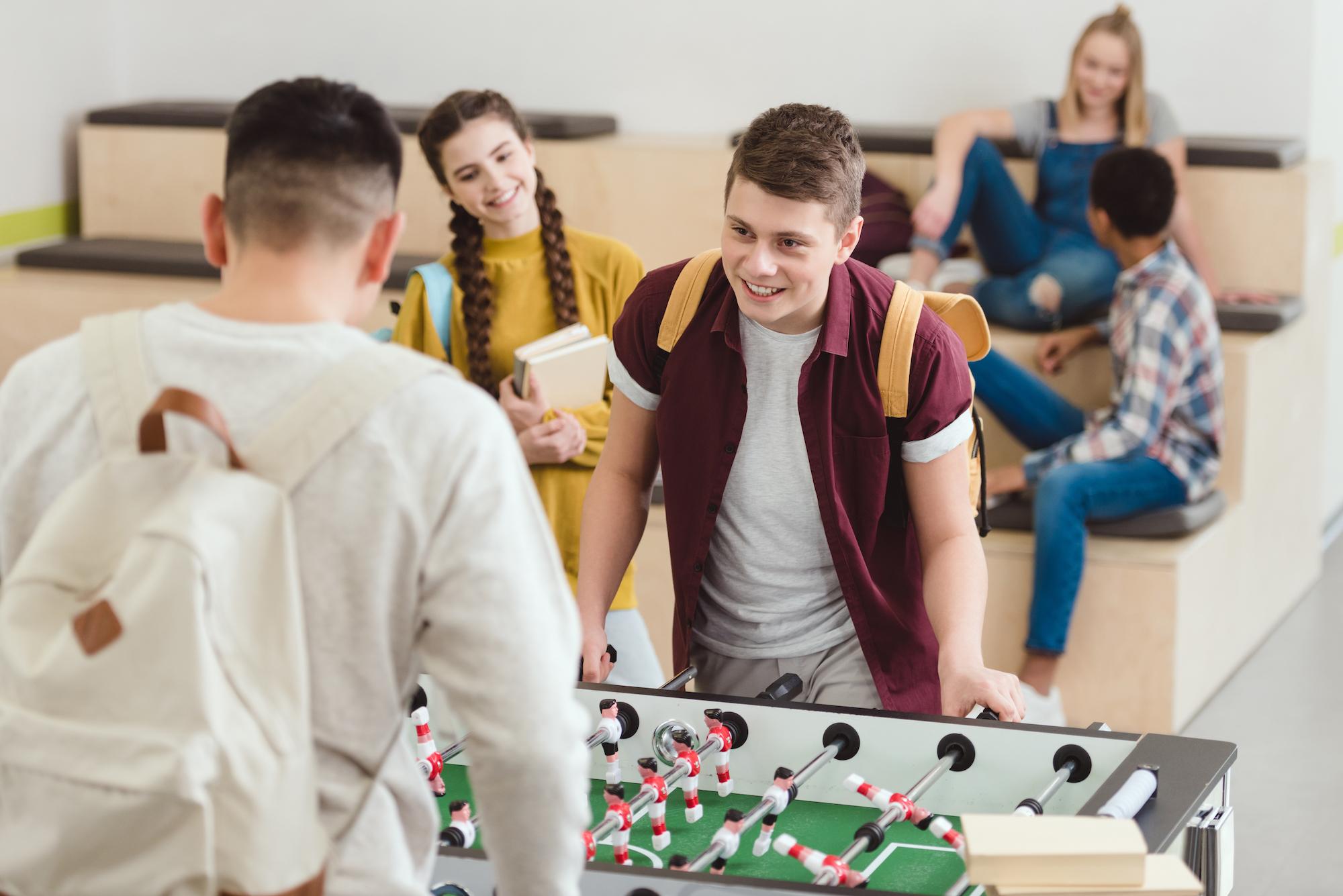 Mit Freunden kickern oder abhängen, offene  Jugendzentren sind für viele ein zweites Zuhause.