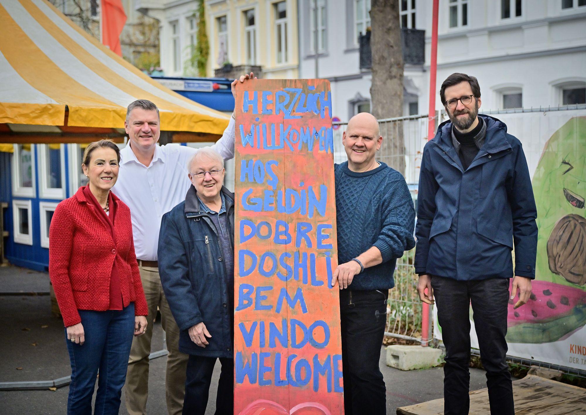 Freut sich über die Spende: das Team der Aktion „Mobifant“ des Trägerwerks für kirchliche Jugendarbeit, das „Mobisatt“ mit der Tafel auf den Weg gebracht hat.