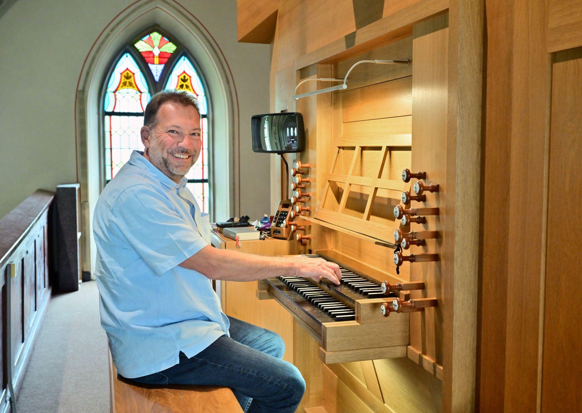 Norbert Jachtmann, Kirchenmusiker in der Pfarrei St. Christophorus, ist begeistert vom süddeutschen Sound der Link-Orgel.
