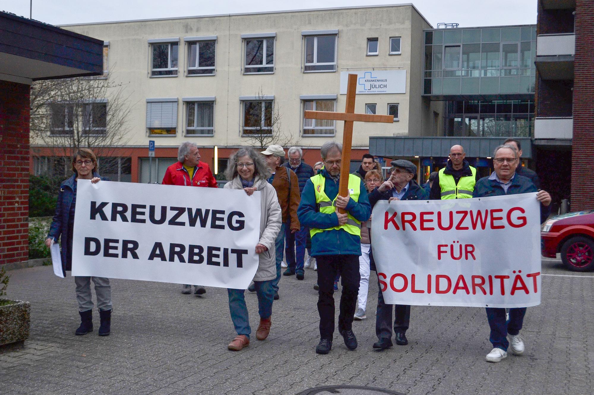 Am Jülicher Krankenhaus setzte sich der Schweigemarsch zur Propsteikirche in Bewegung.