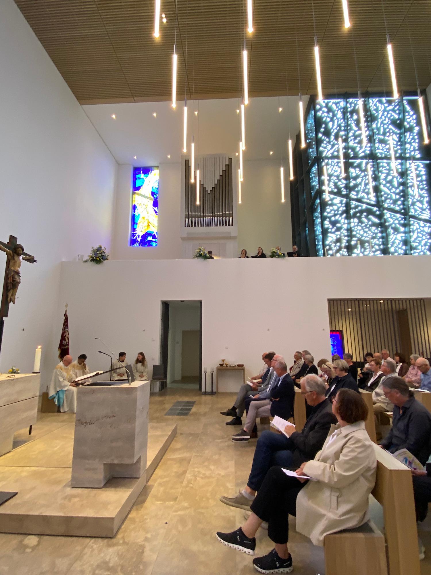 Die Gottesdienstbesucher können die Orgel sehen.