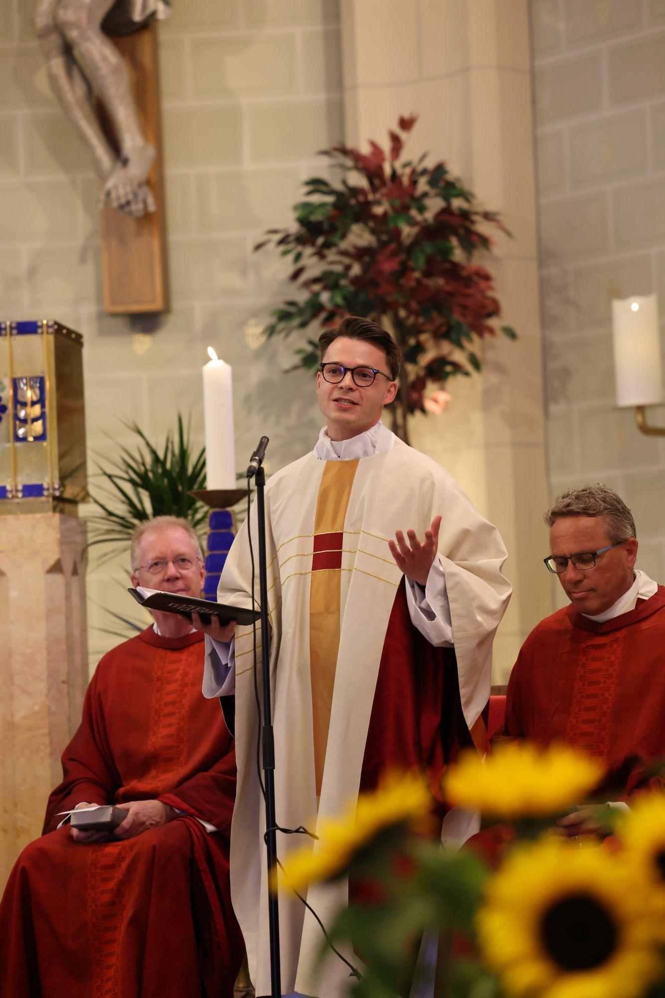 Der erste Gottesdienst als Neupriester: Dr. Andy Theuer feierte Ende Juni seine Heimat-Primiz in St. Josef Vossenack.
