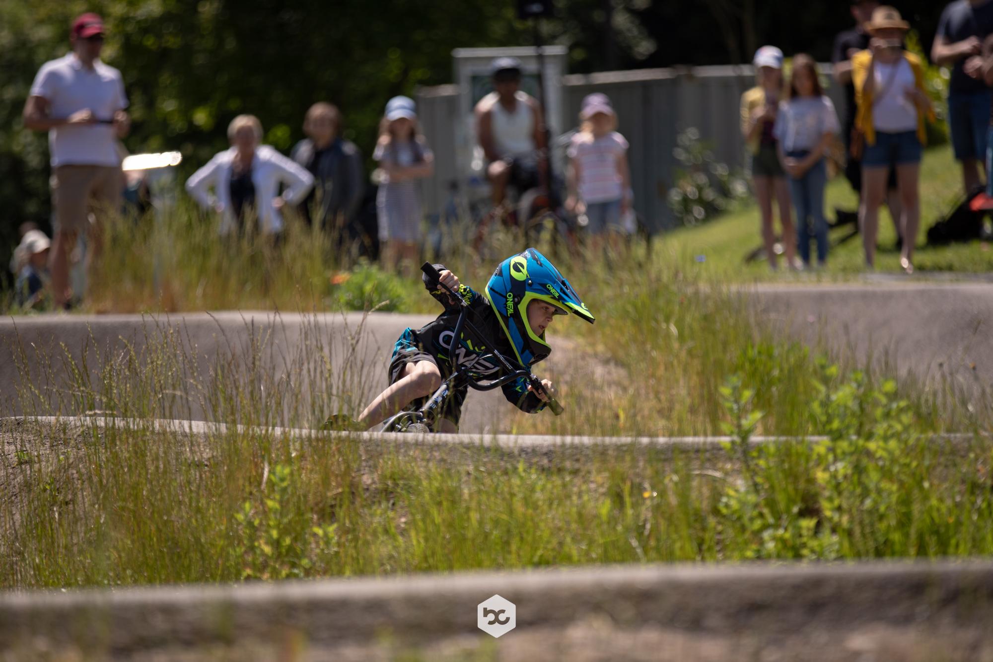 Pumptrack ist ein Sport, den schon die  Kleinen machen und dabei ihre Geschicklichkeit trainieren können. Natürlich mit Helm.