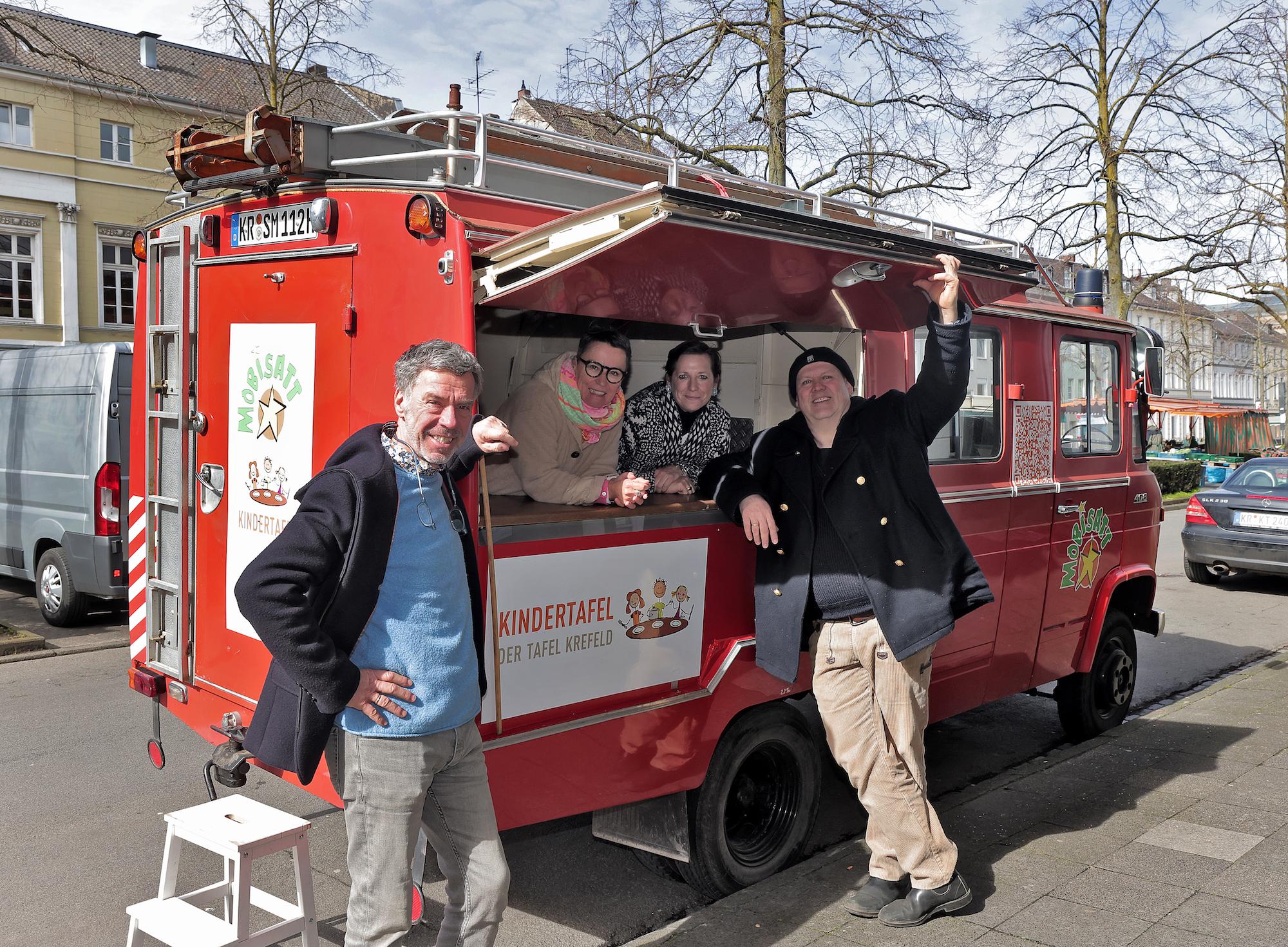 Das Team des Sattmobils „Rübe“, v. l.: Reno Müller, Lydia Müller, Tanja Kirsch-Boy (Leitung Kindertafel der Tafel Krefeld e.V.), Thomas Jansen (Leiter der Spielaktion Mobifant).