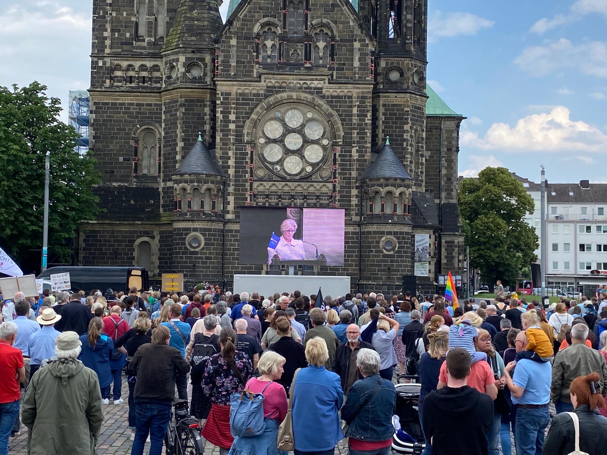 Das Geschehen in der Kirche wurde über einen Bildschirm auf den vollen Marktplatz übertragen.