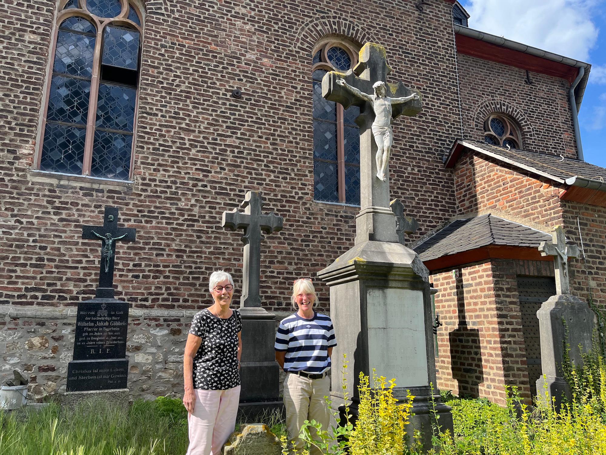 Start der Wallfahrt nach Aldenhoven ist am Kreuz vor der Kirche Heilige Maurische Märtyrer Bourheim. Otti Conrads (l.) und Inge Kutschke sind auch in diesem Jahr wieder dabei.