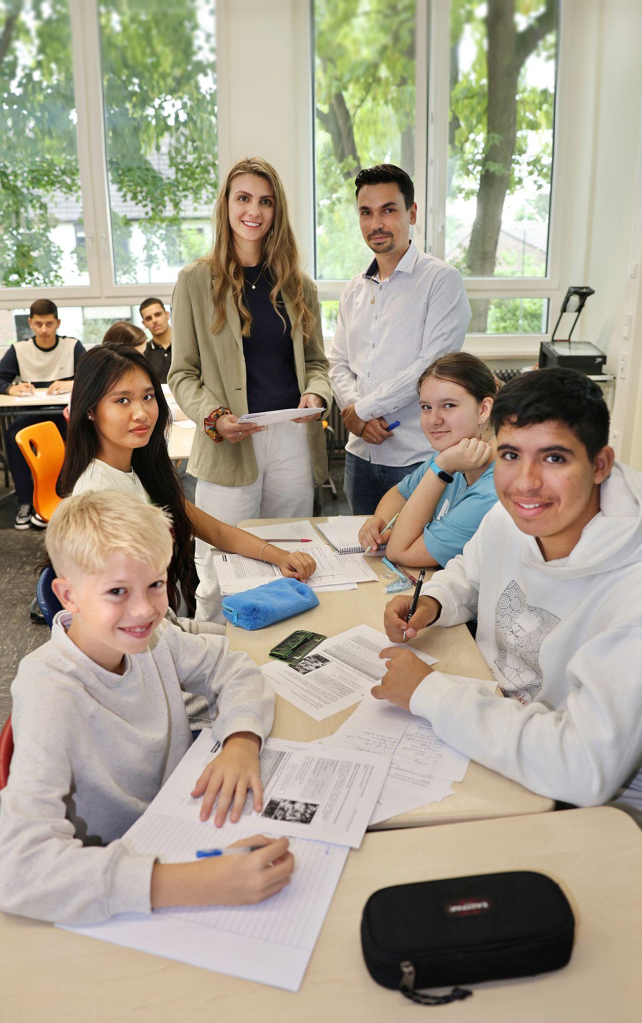 An der Bischöflichen Liebfrauenschule lernen in der Internationalen Klasse Mädchen und Jungen aus acht Nationen gemeinsam.