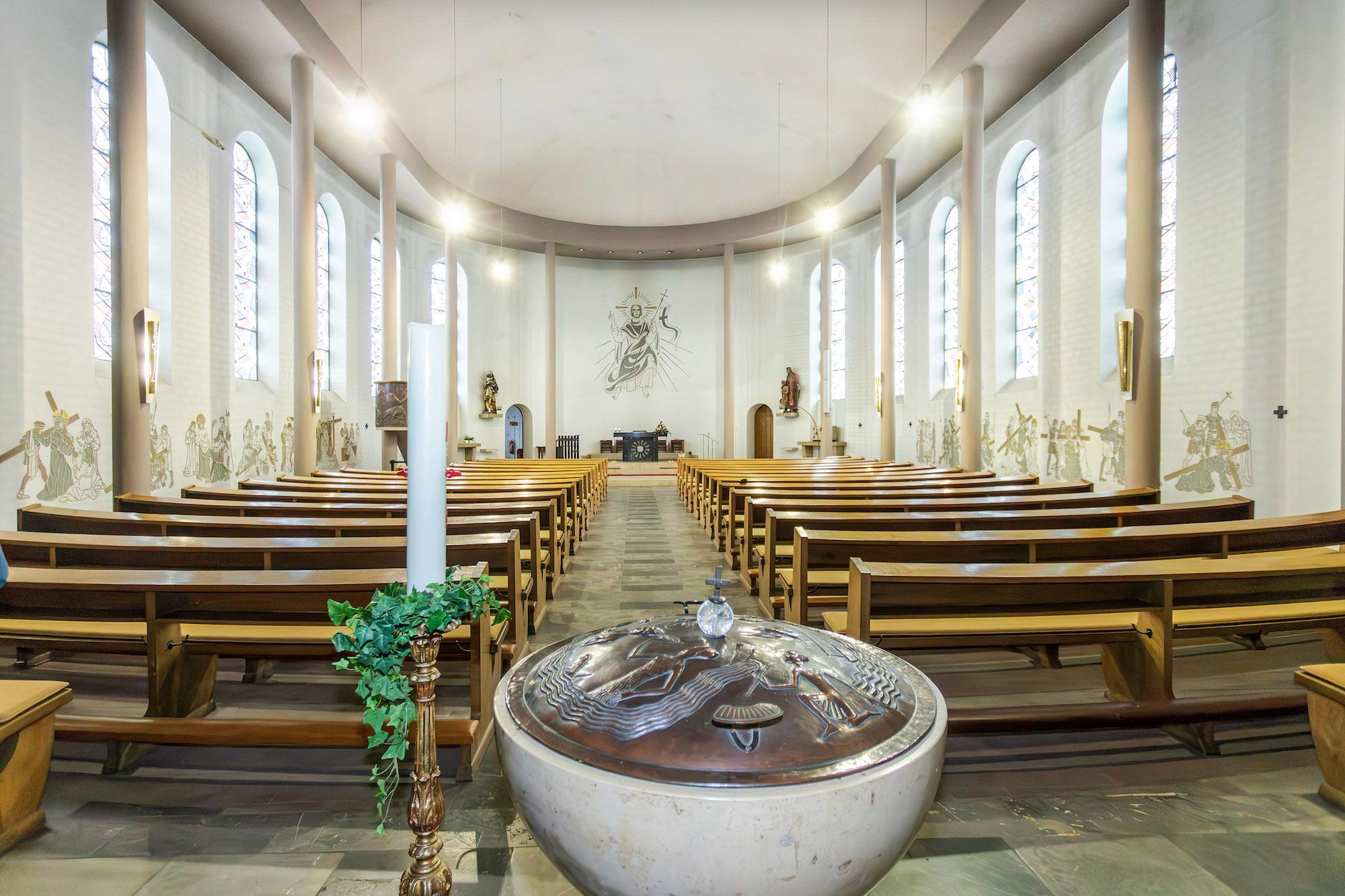 50er Jahre pur: Der freie Blick in die Kirche St. Bartholomäus in Mützenich und ihren Chorraum mit dem auferstandenen Christus.