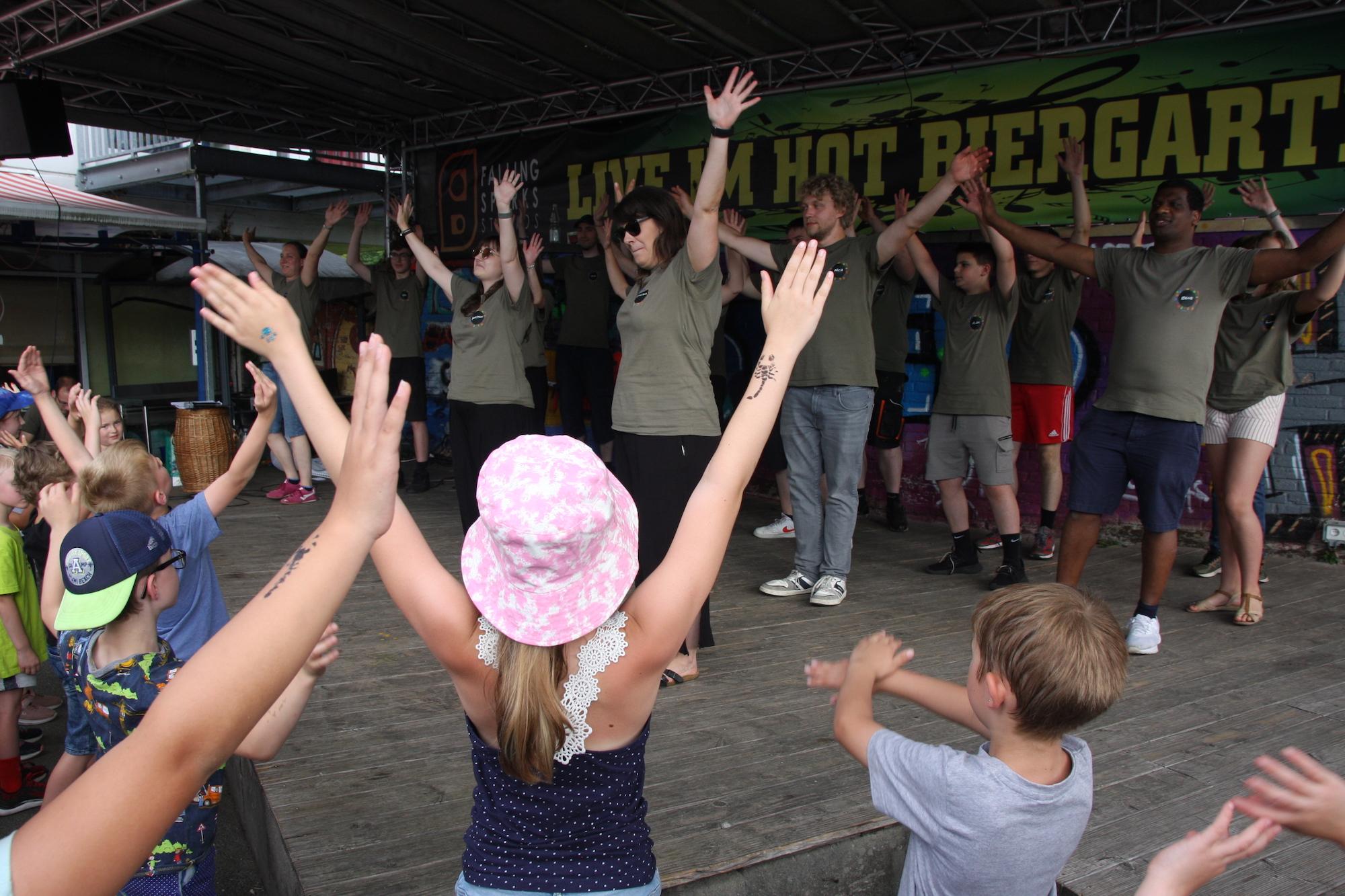 Tanz zum Abschied: Betreuer und Kinder feierten zum letzten Mal am Ende der Sommerferienspiele des Jugendzentrums HOT St. Gertrud in Herzogenrath. Die Einrichtung muss Ende des Jahres schließen.