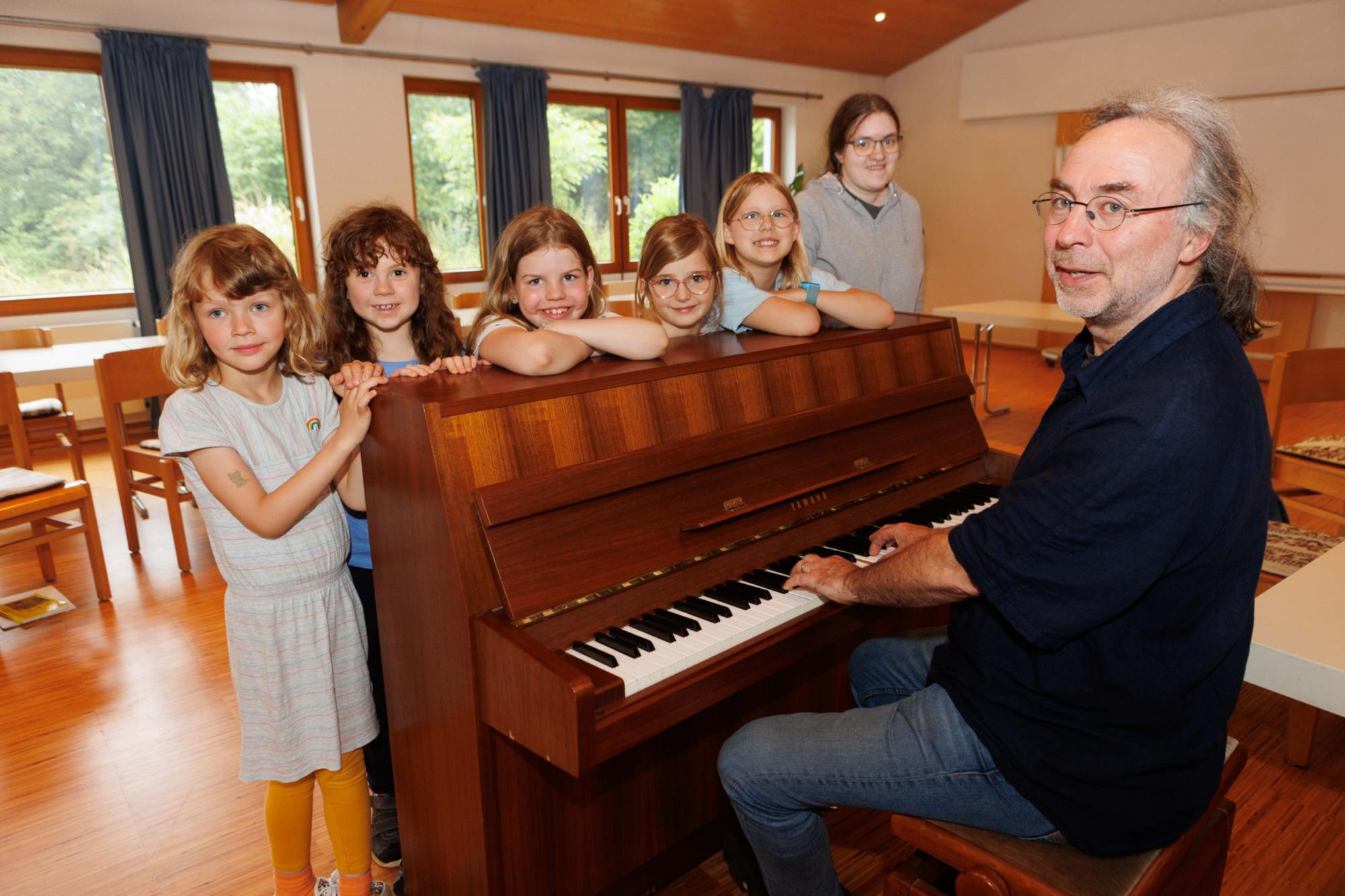 Jule, Olivia, Lola, Anna, Ida, Elisa (v.l.) und der Maestro am Klavier …